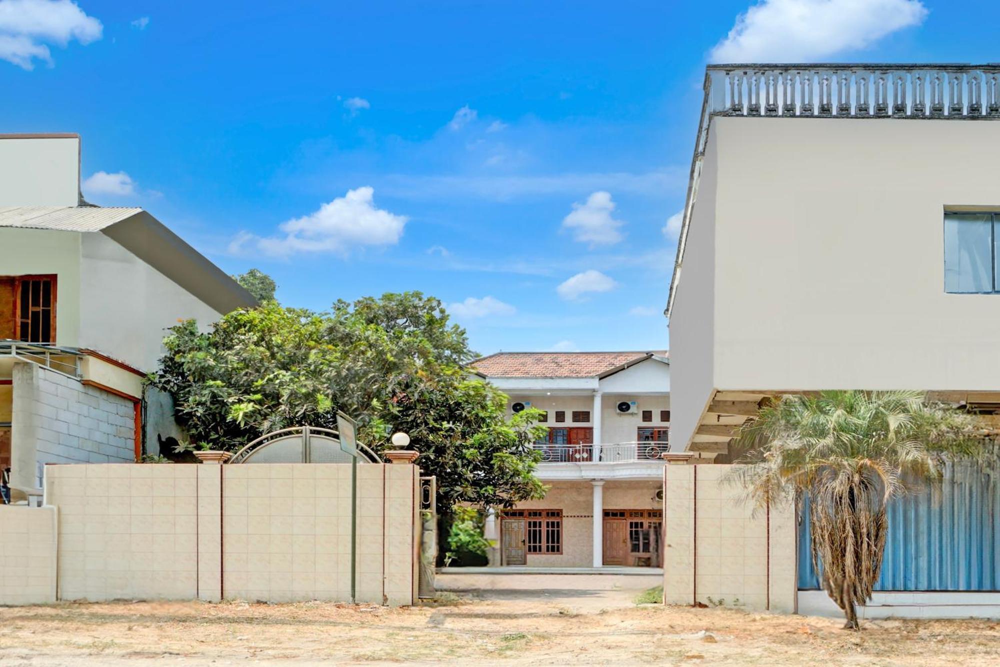 Oyo Life 93083 Nova Jaya 3 Homestay Syariah Lamongan Exterior foto